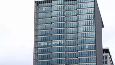 Yürekleri ağza getiren görüntü! Ekmek parası için çıktıkları metrelerce yükseklikte böyle savruldular