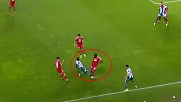 Bahis oynadığı ortaya çıkan futbolcunun gördüğü kırmızı kart ve yaptığı harekete bakın