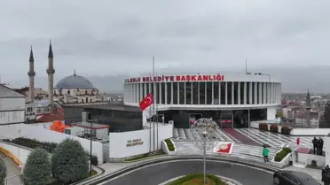 Bolu Belediyesi önündeki Türk bayrakları yarıya indirildi
