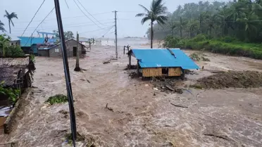 Fung-wong Tayfunu: 27 Ölü, Evler Terk Edildi