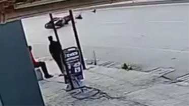 Yolda Köpeğe Çarpmamak İçin Ani Manevra: Motosiklet Devrildi