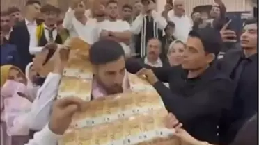 Düğünde gelin ve damada paradan yelek giydirip, taç taktılar