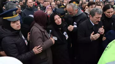 Şehit ağabeyinin cenazesini, asker selamıyla karşıladı