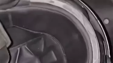 Motosiklet kaskının içinden çıkan şey inanılmaz