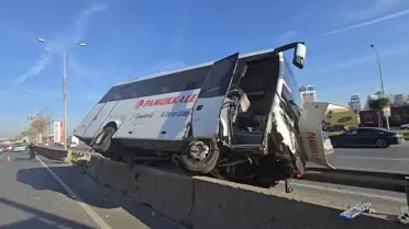 Kadıköy'de Trafik Kazası: Minibüs Yan Yattı