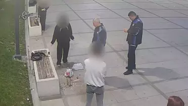 Gençler Kirlettikleri Yeri Temizledi