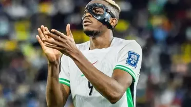 Nijerya-Demokratik Kongo maçında sakatlanan Osimhen gözyaşlarıyla saha kenarına geldi