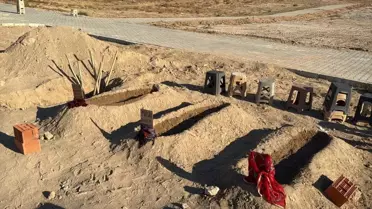 Yürekleri yakan görüntü! Mezar taşına sardılar