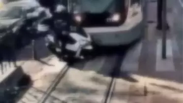 Beyoğlu'nda tramvayın motosiklete çarpma anı kamerada