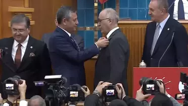 Gelecek Partisi'nden istifa eden Doğan Demir CHP'ye katıldı! Rozetini Özel taktı