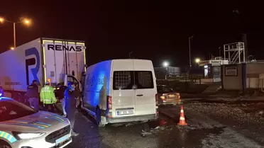 Edirne'de Panelvan Tıra Çarptı, Sürücü Yaralı