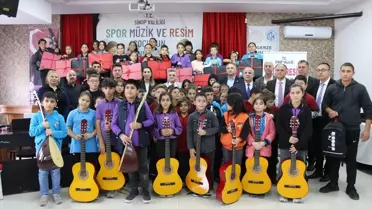 Gerze'de öğrencilere spor, resim ve müzik malzemeleri dağıtıldı