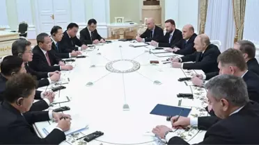 Putin ve Li Qiang Moskova'da Görüştü