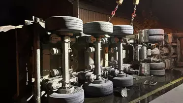 Eyüpsultan'da Kaza: Hafriyat Kamyonu Devrildi