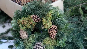 Antalya'nın Kadınları Noel Çelenkleri Üretiyor