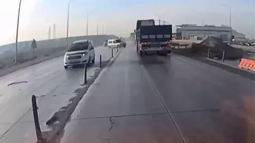 Tıra çarpan araç paramparça oldu