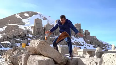 Türkücü Aydın Aydın yapay zekaya savaş açıp sazını taşa vurup kırdı