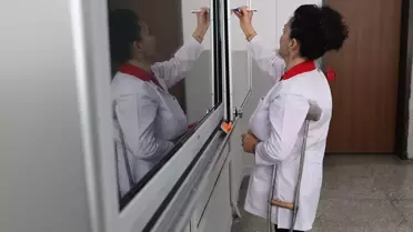 Engeline Rağmen Öğrencilerine Işık Oluyor