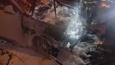 Burhaniye'de Park Halindeki Araçlarda Yangın