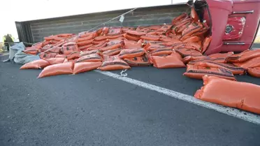 Kars-Ardahan Yolunda Tır Devrildi