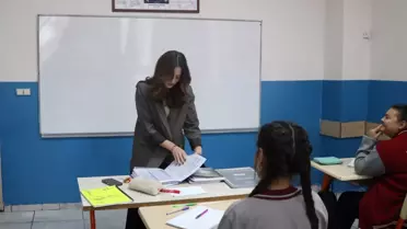 Eski Öğrenci, Şimdi Öğretmen