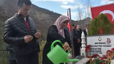 Şehit öğretmen Necmettin Yılmaz kabri başında anıldı