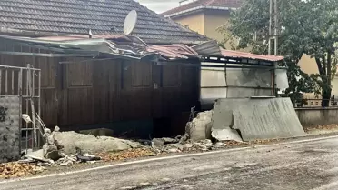 Türkeli'de Kaza: Kamyon Duvara Çarptı