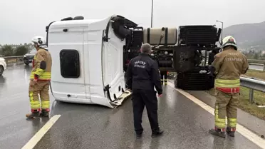 Hatay'da Tır Devrildi: Sürücü Yaralandı