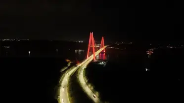 Yavuz Sultan Selim Köprüsü Turuncu Işıkla Aydınlatıldı