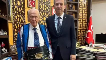 Devlet Bahçeli, Karaşar Türkmen Alevilerinin mahalli kıyafetiyle hatıra pozu verdi