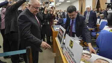 CHP'li vekiller bütçe görüşmelerinde Bakan Güler'i şehit fotoğraflarıyla karşıladı