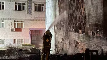 Küçükçekmece'de Geri Dönüşüm Tesisi Yangını