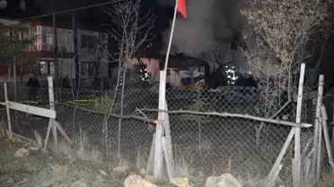 Son anda dışarı çıkarıldılar! Zihinsel engelli 3 kardeşin yaşadığı ev kül oldu