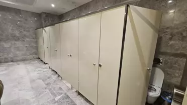 AVM çalışanı kadınlar tuvaletinde kabusu yaşadı! Kabinin altından...