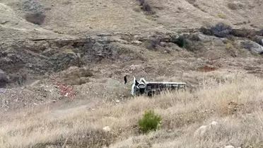 Elazığ'da Kamyon Şarampole Devrildi