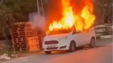 Ataşehir'de Park Halindeki Araç Yandı