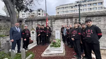 İstanbul'da 24 Kasım Öğretmenler Günü kapsamında eğitimci, şair ve yazarlar kabirleri başında anıldı