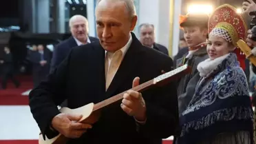 Putin, Kırgızistan'da kopuz çalmayı denedi