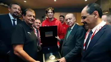 A Milli Erkek Basketbol Takımı, ikincilik madalyasını Cumhurbaşkanı Erdoğan'a takdim etti