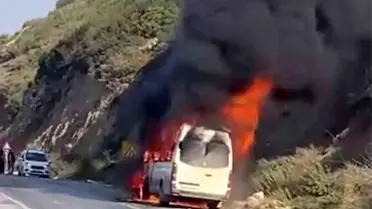 Hatay'da Seyir Halindeki Minibüs Yandı