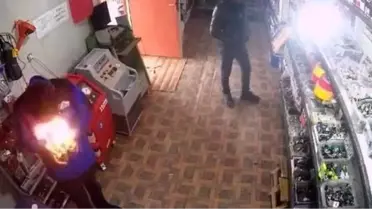 Elazığ'da Yapıştırıcı Sprey Alev Aldı