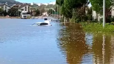 İzmir'de Sağanak Yağış Hayatı Olumsuz Etkiledi