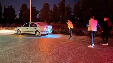 Kaza yapan motosiklet sürücüsünün dişlerini telefon ışığıyla aradılar