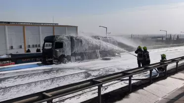 Mersin'de Akaryakıt Yüklü Tanker Yandı