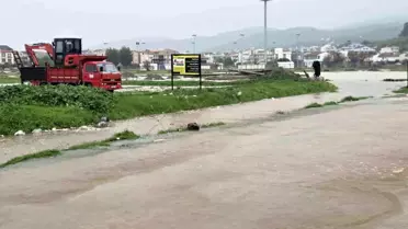 İzmir'de Sağanak Yağış Sele Dönüştü, Su Tahliye Çalışmaları Devam Ediyor