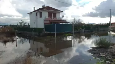 Sokaklar göle döndü ama o balkondan olta attı