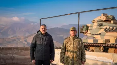 Hakkari Valisi Çelik ve 2. Ordu Komutanı Korgeneral Topaloğlu askeri birlikleri ziyaret etti