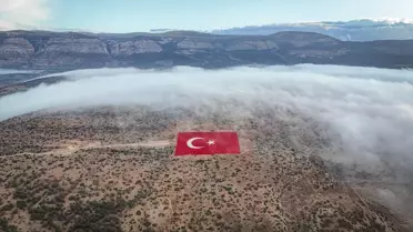 Sisle Kaplı Dev Türk Bayrağı Görüntülendi