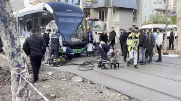 İzmit'te Tramvay ve Çöp Kamyonu Çarpıştı