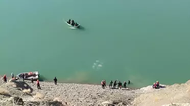 Van'da Baraja Düşen Araçta Kurtarma Çalışması